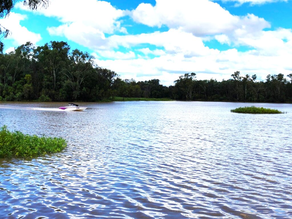 Chinchilla Weir Water Skiing- Chinchilla Tara Road - Acacia motel more than a Bed