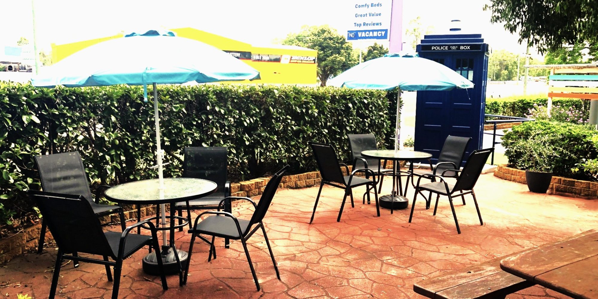 Acacia Motel Courtyard